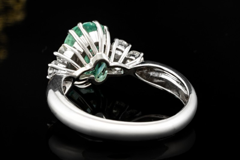 Smaragd Ring im Ovalschliff mit Diamanten Handarbeit in 750er Weißgold 