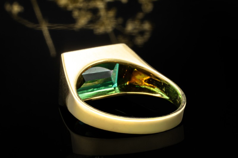 Ring mit natürlichem Spinell Treppenschliff rechteckig in 585er Gelbgold 