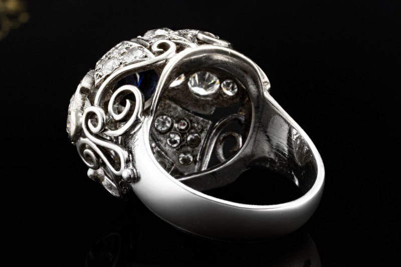 Antiker Cocktail Ring mit Saphir und Diamanten in feiner Weißgold Arbeit 