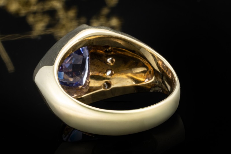Ring mit Tansanit Dreieckig mit Diamanten in Gelbgold Goldschmiedearbeit 