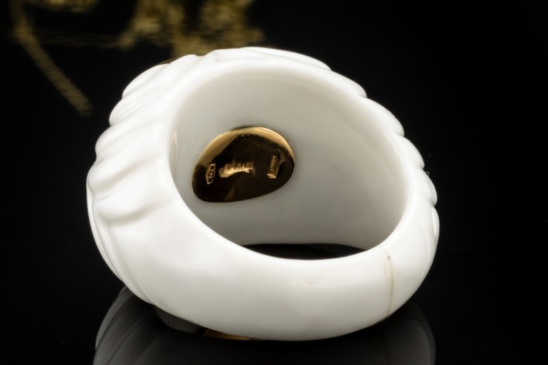 BVLGARI Ring Chandra mit grünem Turmalin Gelbgold 750 und weiße Keramik 