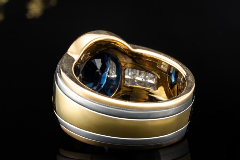 Ring mit Saphir und Diamanten im Baguetteschliff in 750er Gold Tricolor 