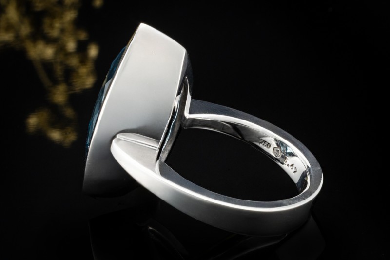 Ring Blauer Topas Edeltopas im Navetteschliff Massiv in 750er Weißgold 