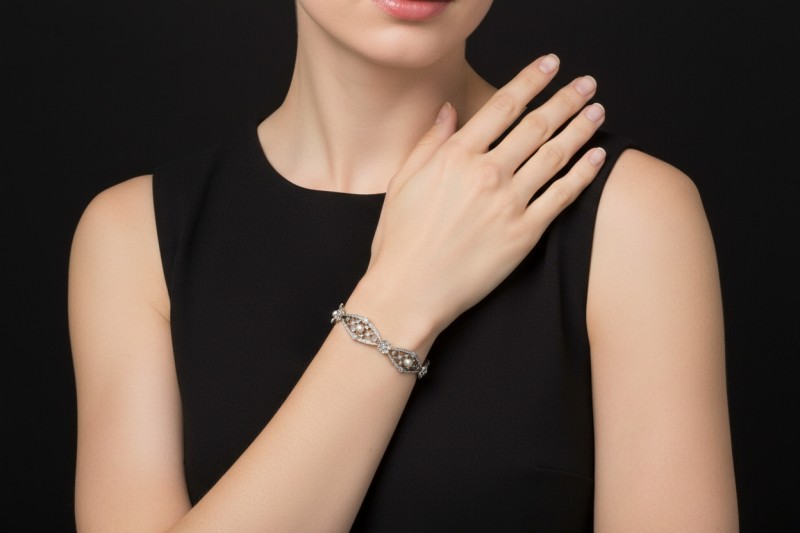 Antikes Armband Diamanten Perlen Blütenmotive detailverliebt in Platin 