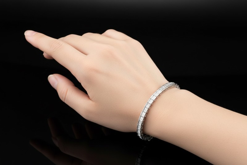 Luxuriöses Tennisarmband mit Baguetteschliff Diamanten in 750er Weißgold 