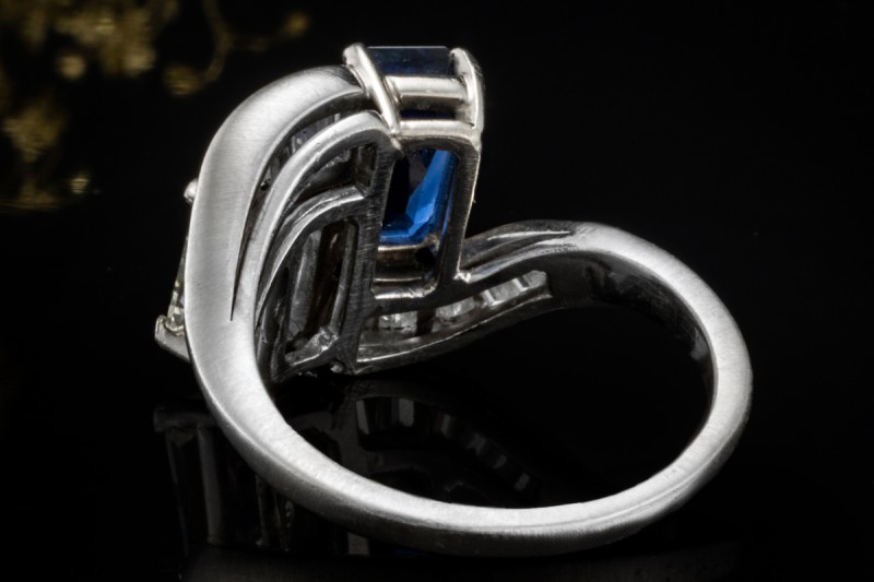 Beeindruckender Ring Blau Weiß mit Saphir und Diamanten in Weißgold 750 