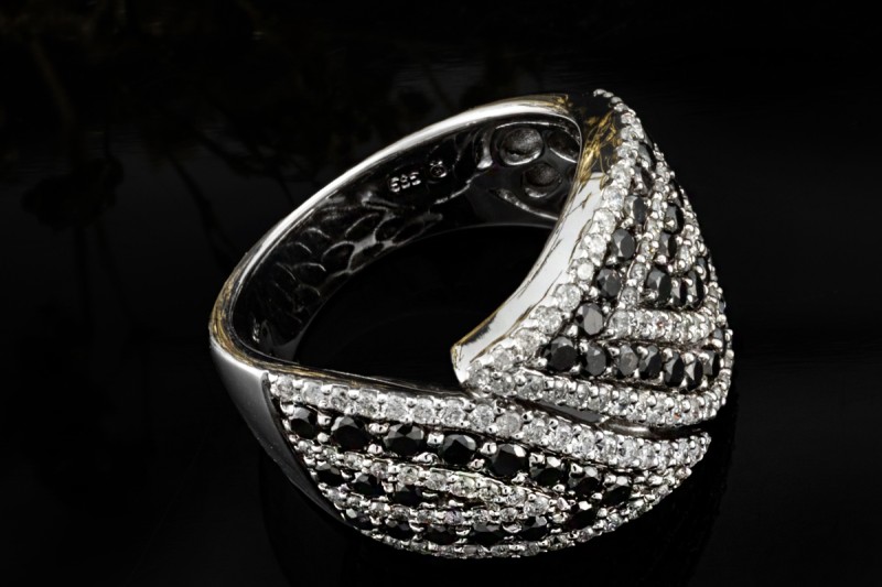 Eleganter Weißgold Ring mit Diamanten Schwarz und Weiß im Wellendesign 
