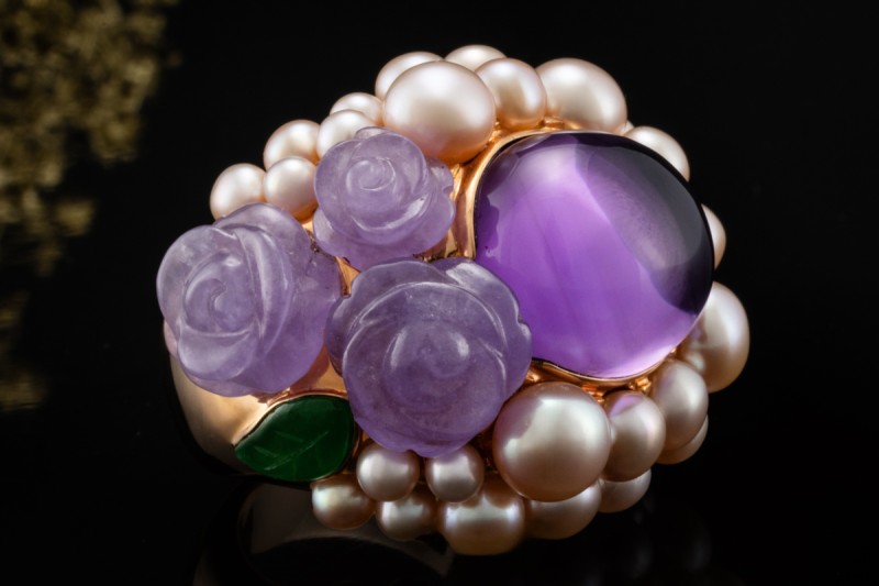 MIMÍ Cocktail Ring Blumen mit Amethyst Perlen und Jade in 750er Roségold 