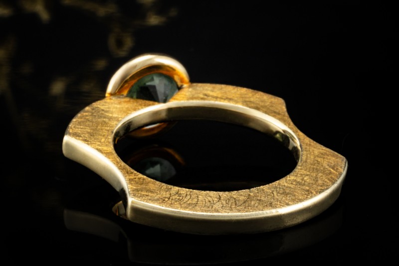 Niessing Solitär Ring mit grünem Stein Kratzmattes Design in Gelbgold 