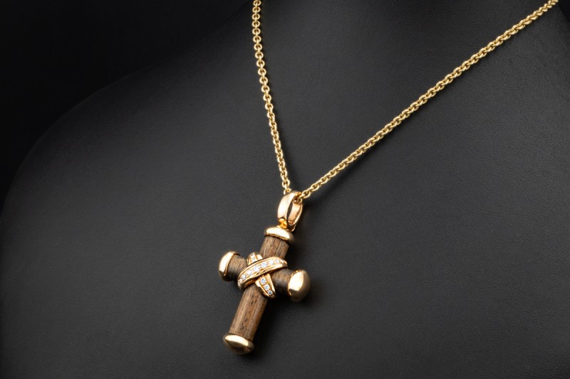 Leo Wittwer Kreuz Anhänger mit Diamanten und Holzarbeit in Roségold 750 