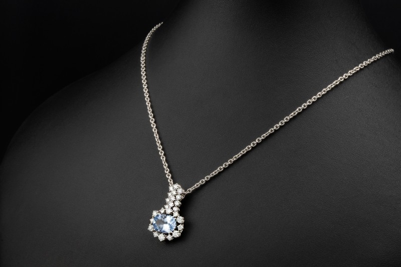 Saphir Anhänger mit Diamanten Bewegliche Handarbeit in 750er Weißgold 