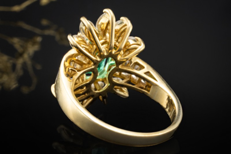 Ring im Sunburst Design Smaragd und Diamanten in Gelbgold 750 Handarbeit 