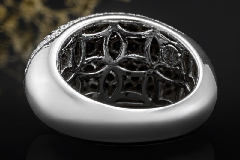 Italienischer Designer Ring Schwarzen und weiße Diamanten 750er Weißgold 