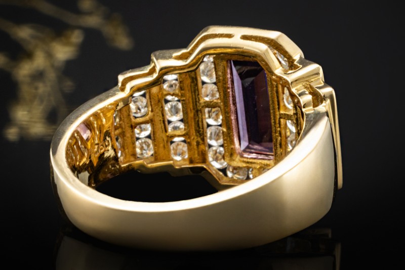 Ring Eckig mit Amethyst und Diamanten Goldschmiedearbeit in Gelbgold 750 