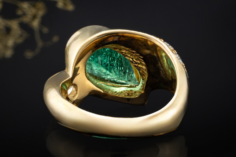 Ring mit Smaragd Tropfen und Diamanten spitz zulaufend in 750er Gelbgold 