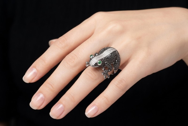 Frosch Designer Ring mit schwarzen und weißen Diamanten in Weißgold 750 
