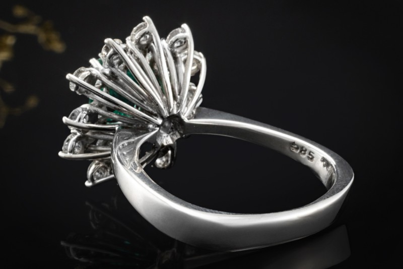 Klassischer Smaragd Cluster Ring mit Diamanten 750er Weißgold 18 Karat 