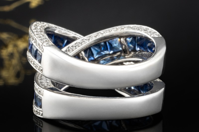 Crossover Ring mit Eckige Saphire und Diamanten in 750er Weißgold Arbeit 