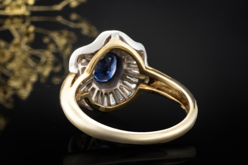 Klassischer Saphir Ring neu interpretiert mit Diamanten in Gold Bicolor 