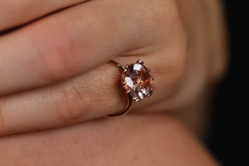 Dior Ring mit facettiertem Rosenquarz und 2 Diamanten in 750er Rosegold 