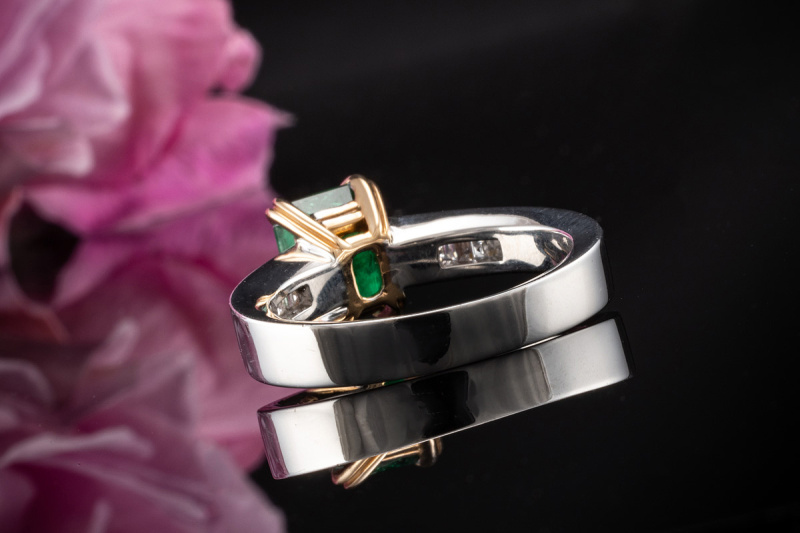 Wempe Smaragd Ring mit Princess Cut Diamanten in Weißgold mit Roségold 