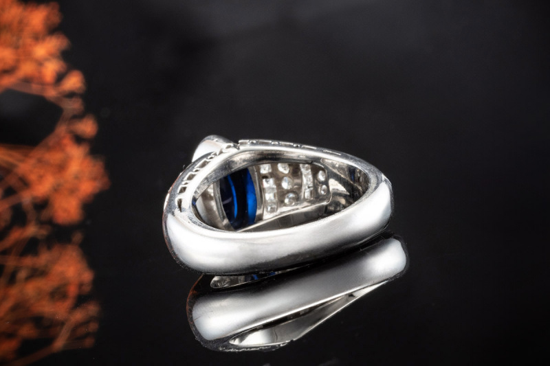 Weißgold Ring mit Navette Saphir Cabochon und Diamanten Juwelier Leicht 