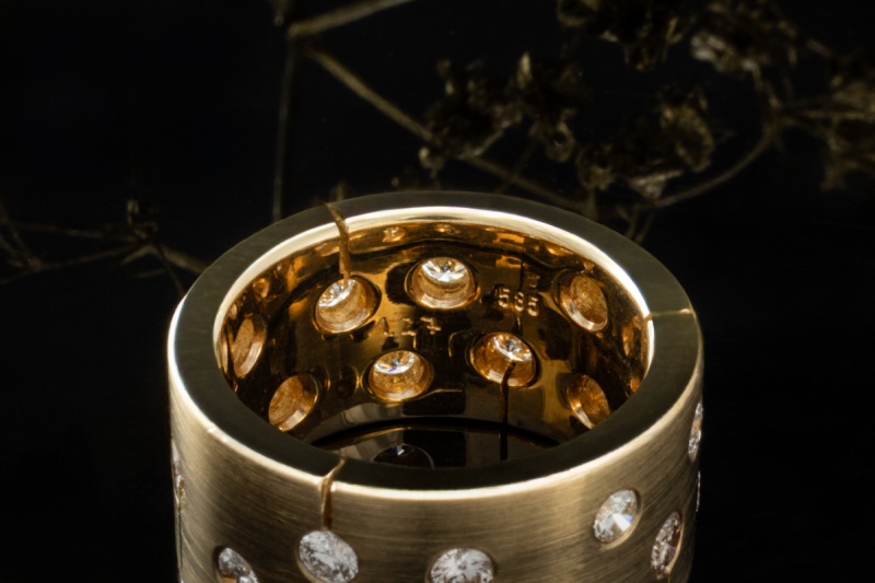Ring in massiver Handarbeit mit Diamanten gefertigt in 585er Gelbgold 