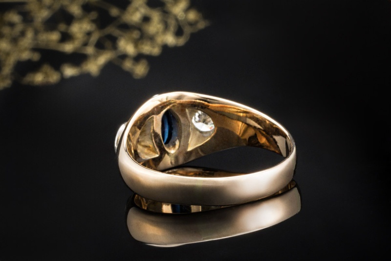 Klassischer Ring mit Saphir Cabochon und Diamanten Roségold mit Weißgold 