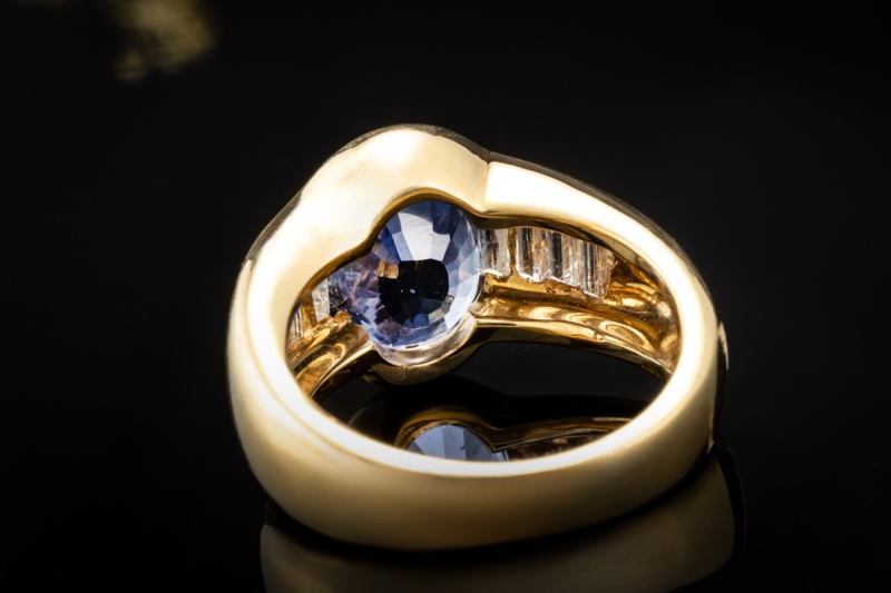 Ring mit ovalem Saphir und Baguette Diamanten Handarbeit in Gelbgold 750 