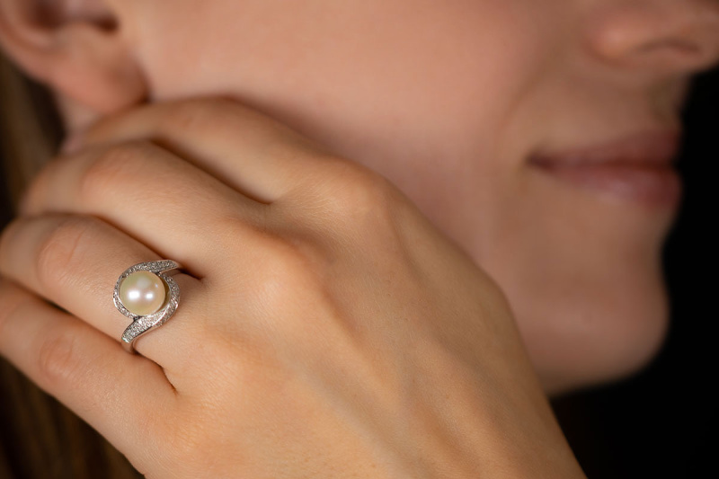 Perlenring mit Diamanten Brillanten Schwungvoll in 585er Weißgold Arbeit 