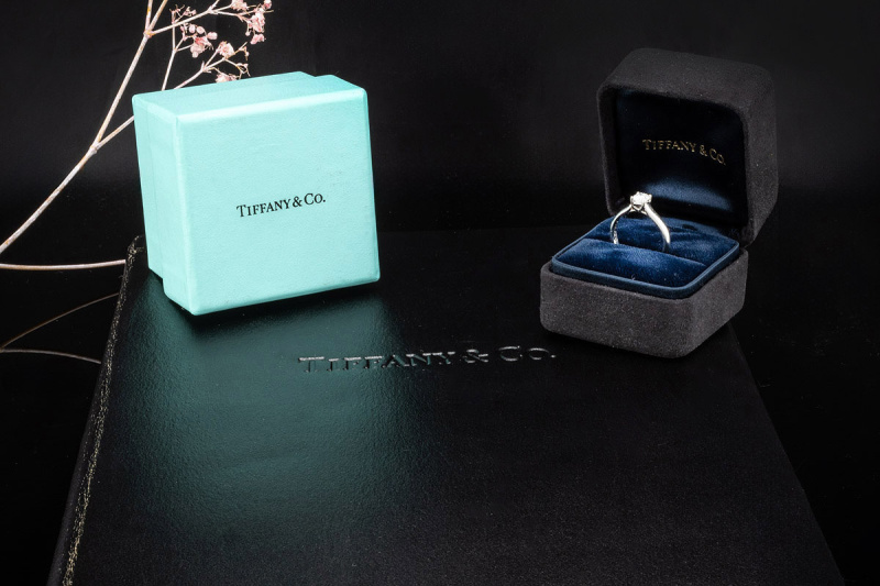 Tiffany & Co Solitär Ring mit Diamant Eckiger Schliff 0,42 Ct. in Platin 