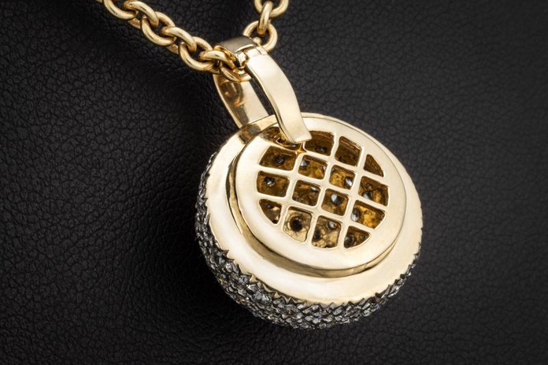 Runder Anhänger mit Diamanten feine Goldschmiedearbeit in 585er Gelbgold 