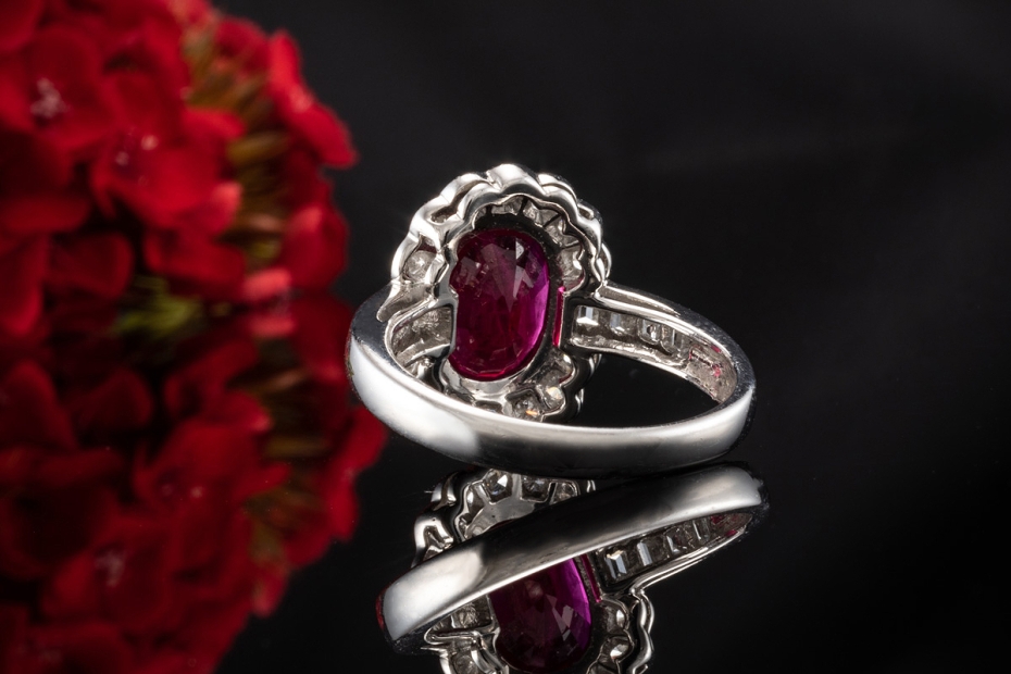 Klassischer Rubin Ring Oval mit Brillanten und Baguette Diamanten Platin 