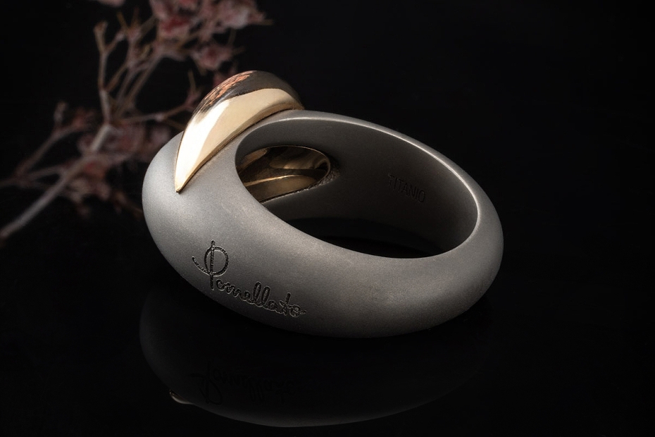 Pomellato Ring Titanio Graue Titan Arbeit Schwung in 750er Gold Größe 53 