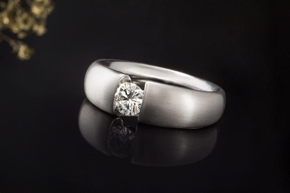 Spannring mit 1 Diamant Halbkaräter 0,50 Carat in Weißgold 585 gebürstet 