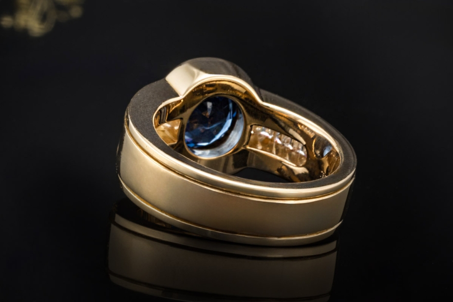Saphir Ring mit Baguette Diamanten massiv gefertigt in 750er Gelbgold 