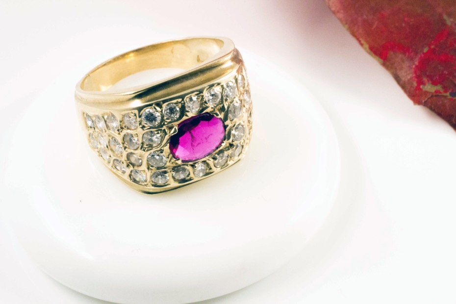 Rubin Ring Handarbeit mit Diamanten in 750er Gelbgold 