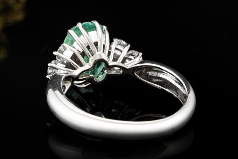 Smaragd Ring im Ovalschliff mit Diamanten Handarbeit in 750er Weißgold 
