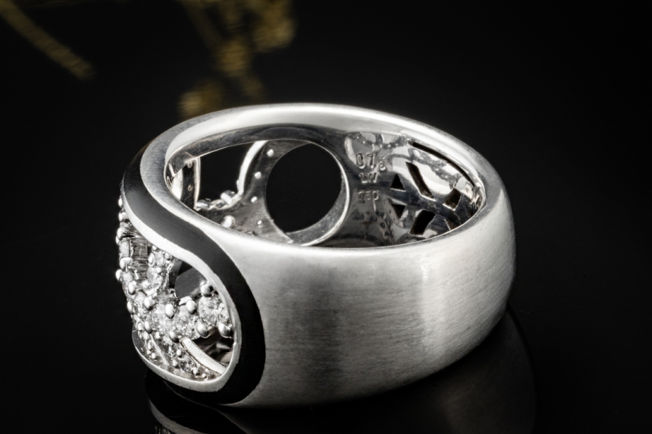 Leo Wittwer Ring Offene Diamant Ornamente Schwarze Emaille in Weißgold 
