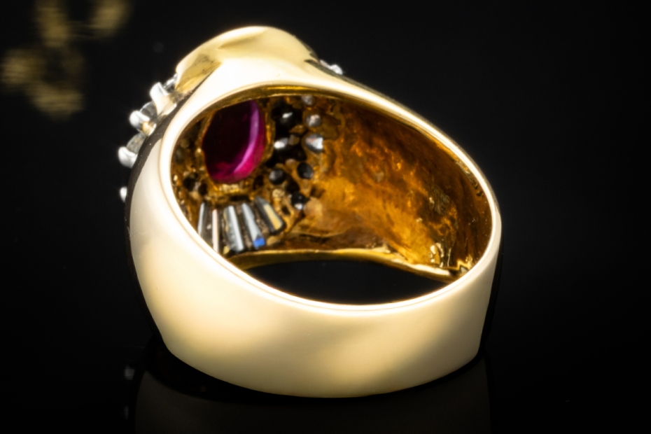 Cocktailring Ring mit Rubin und Trapez Diamanten in 750er Gelbgold 