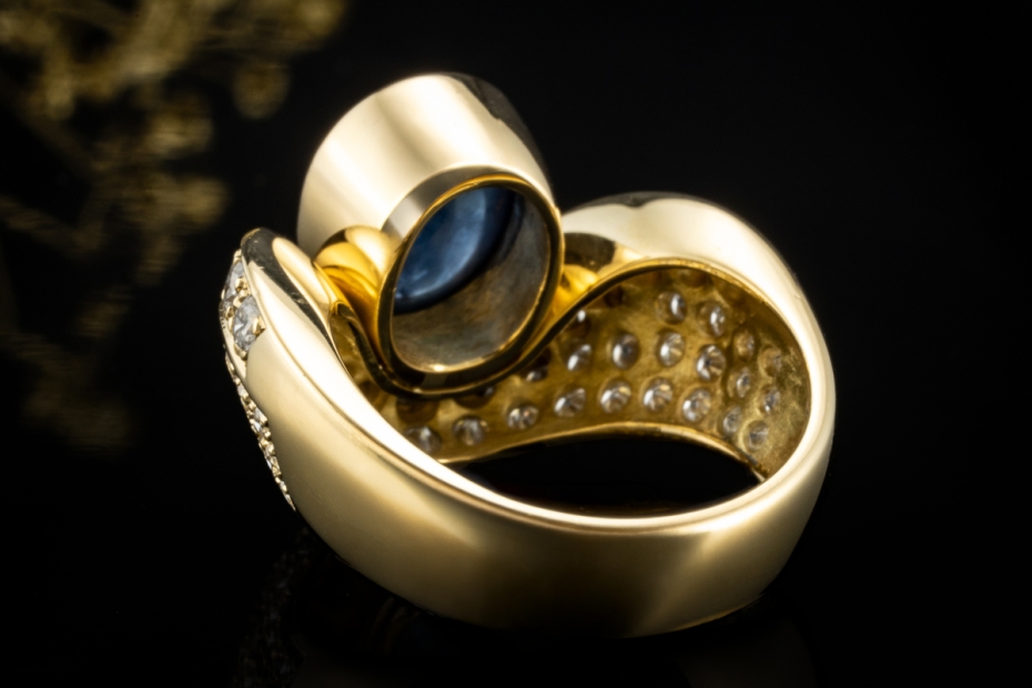 Imposanter Ring mit Cabochon Saphir formschön mit Diamanten Gelbgold 750 