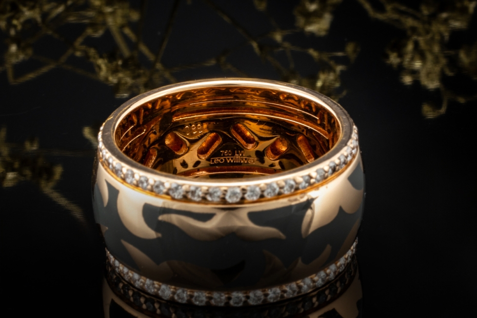 Leo Wittwer Ring Breit mit Emaille Grau und Diamanten Roségold 750 