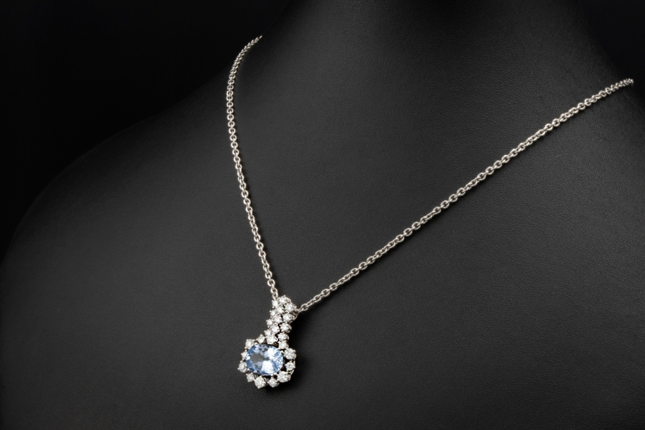 Saphir Anhänger mit Diamanten Bewegliche Handarbeit in 750er Weißgold 