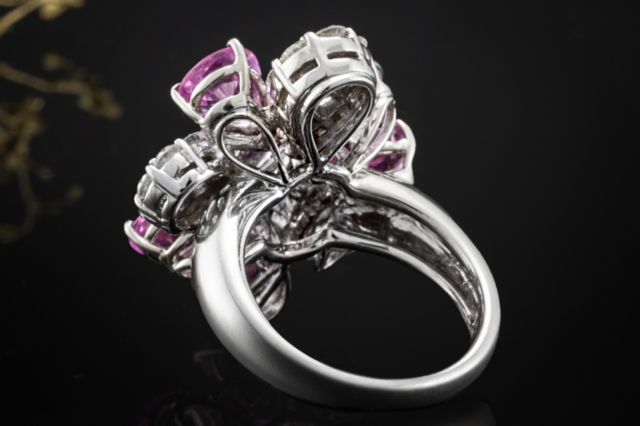 Sommerlicher Blüten Ring Pinke Saphire und Diamanten in 750er Weißgold 