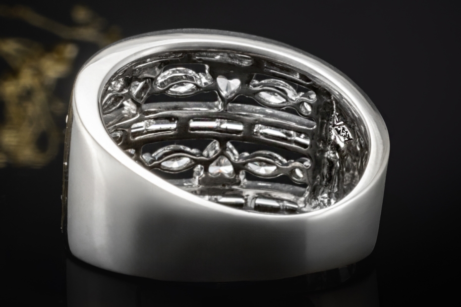 Breiter Herz Bandring mit Diamanten durchbrochen in 950er Platin Arbeit 