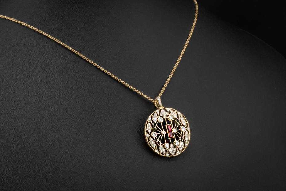 Großer runder Art déco Anhänger mit Diamanten und Rubin in Gelbgold 750 