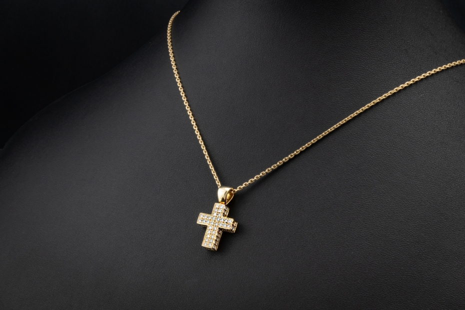 Kreuz Anhänger mit Diamanten im Pavé Vollbesatz gefertigt in Gelbgold 