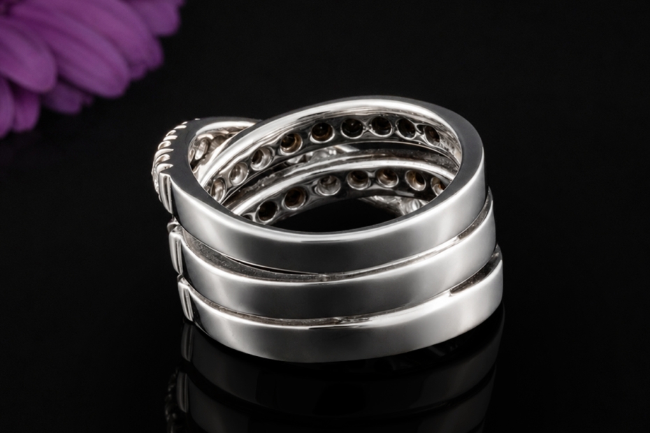 Hollfelder Crossover Ring Schwarze und weiße Diamanten in 750er Weißgold 