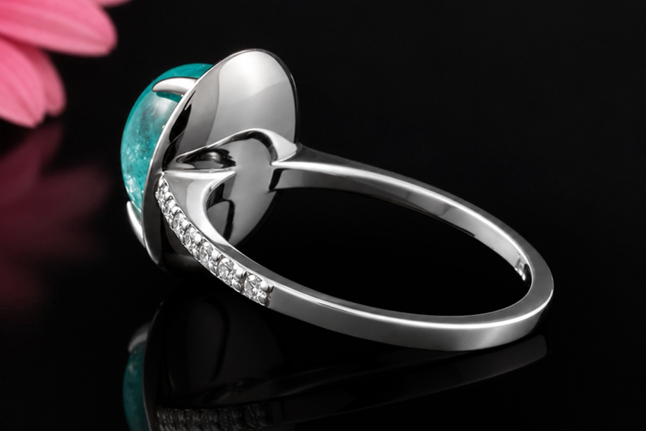 Ring mit Paraiba Turmalin Cabochon 5 Ct. und Diamanten in 750er Weißgold 