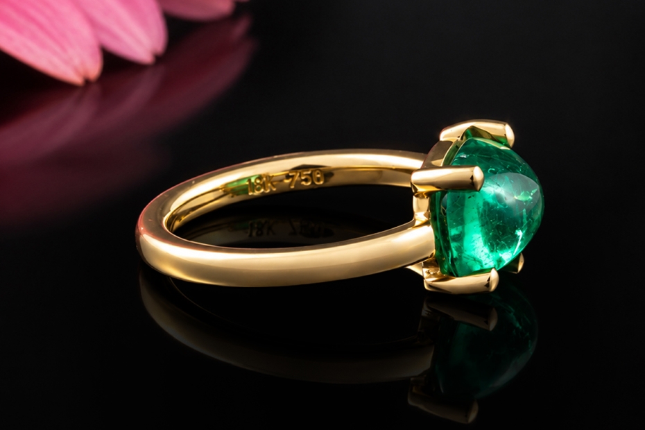 Smaragd Cabochon Ring Klassische Handarbeit modern in 750er Gelbgold 